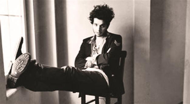 Özdemir performs at Hayal Kahvesi