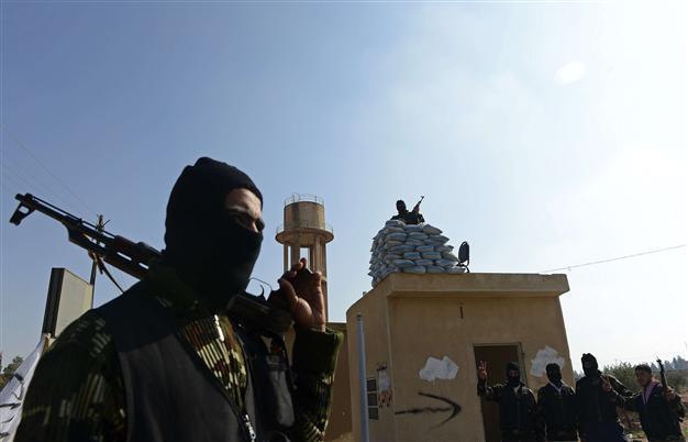 Syria rebels seize strategic town as toll hits 40,000