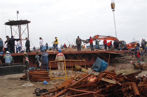 Workers killed and wounded after wall collapses in copper facility