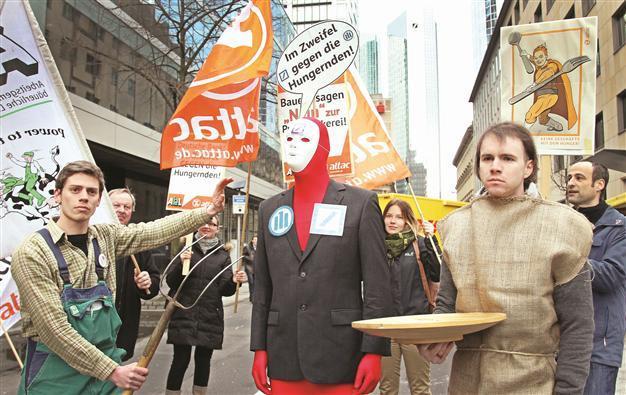 Deutsche Bank goes in red as economy signals alarm