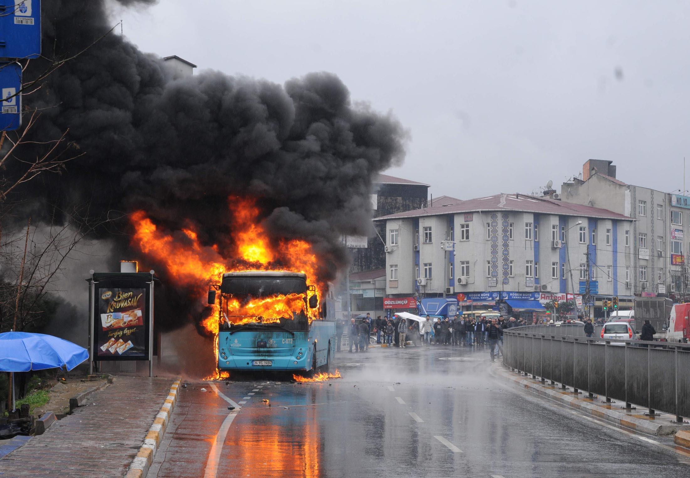 Istanbul city bus attacked with Molotov cocktails