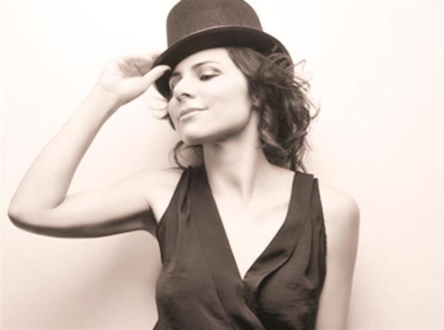 Şenay Lambaoğlu sings at Salon