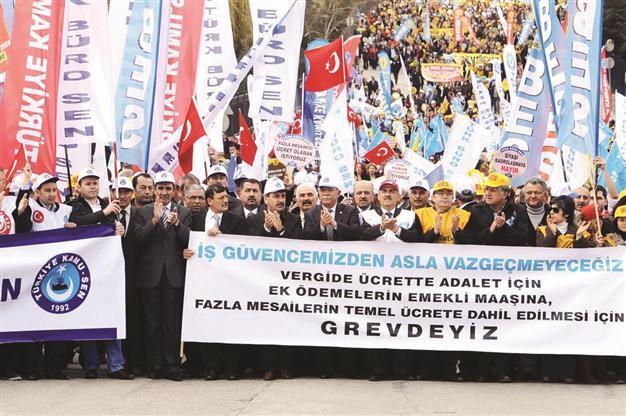 Public workers unions march against decree