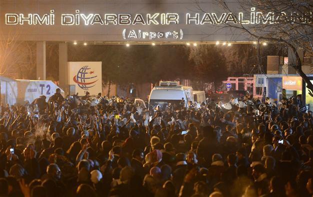 Crowds gather in Diyarbakır for funeral of three Kurdish women
