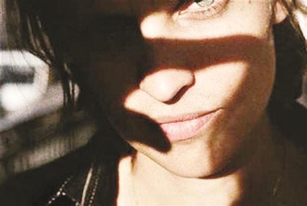 Chloe prepare to play at Wake Up Call