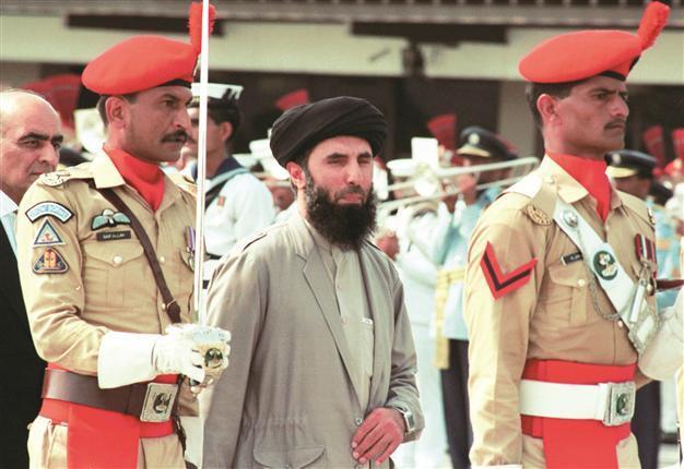 Karzai opponents open talks with Taliban