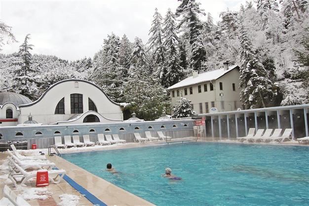 Visitors pack thermal facilities to full capacity