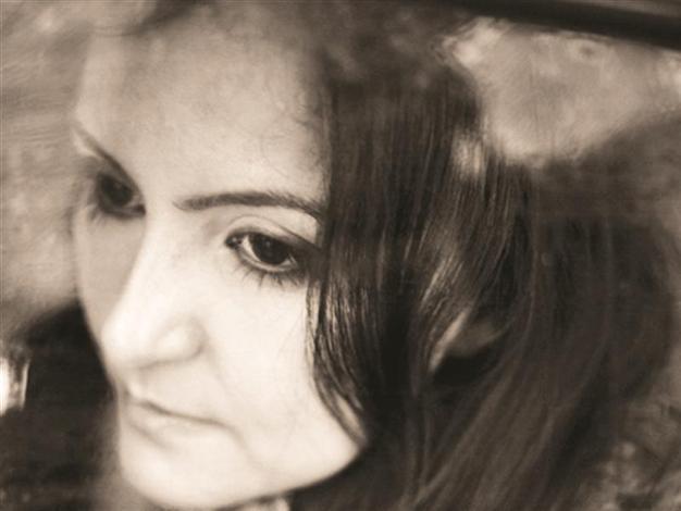 Selen Gülün plays for Salon audience