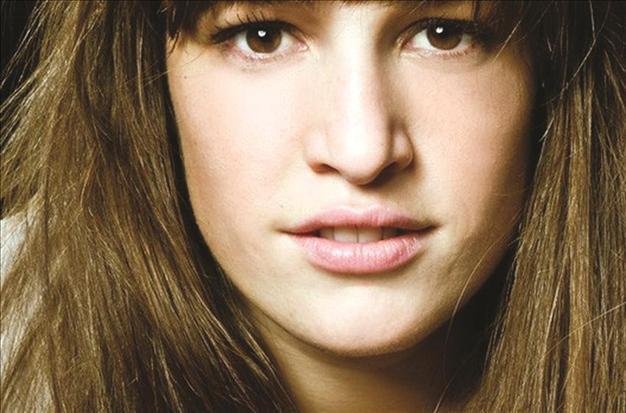 Portuguese singer takes stage