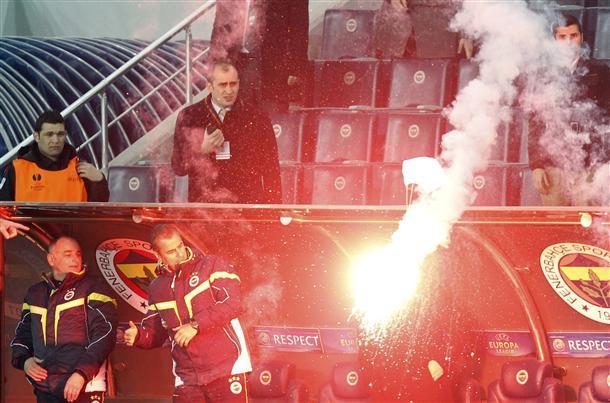 Fenerbahçe fans send flares into stadium despite UEFA ban