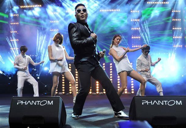 Gangnam Style craze takes over Istanbul as PSY conquers a frenzied crowd