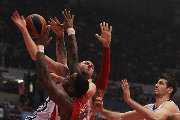 Anadolu Efes crushed by Olympiacos despite promising start
