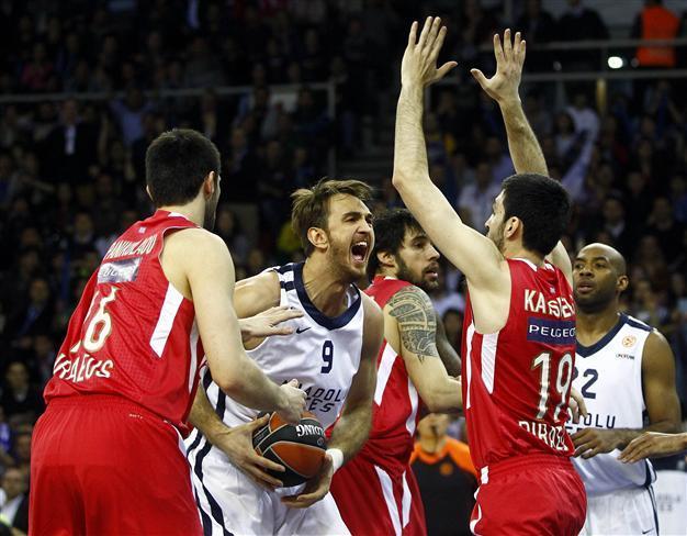 Anadolu Efes stays alive in Euroleague, displaying strong performance to beat Olympiacos