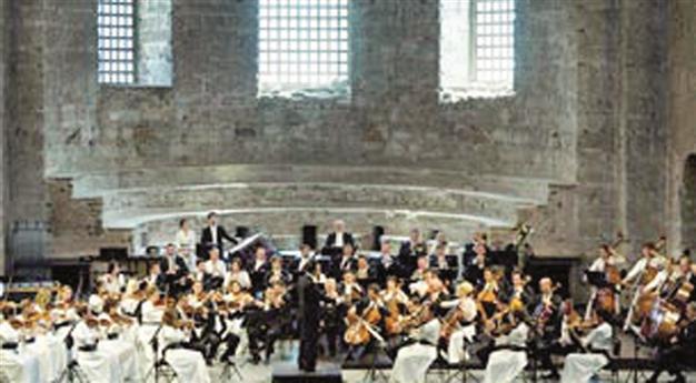 Borusan Philharmonic plays with van Keulen