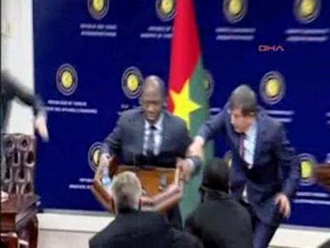 Burkinabe minister faints during press conference with Turkish FM Davutoğlu