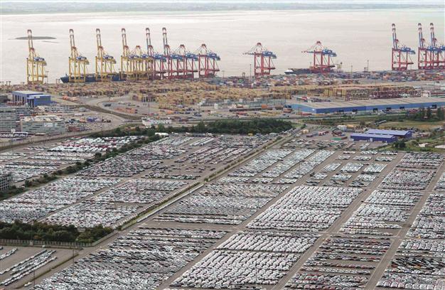 Germany ekes out growth, France slides into recession