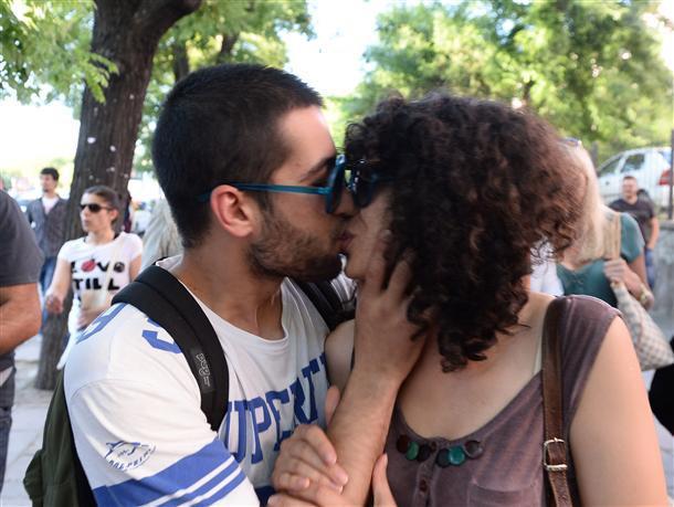 Protestors in Ankara go through with ‘kissing action’ despite police mobilization