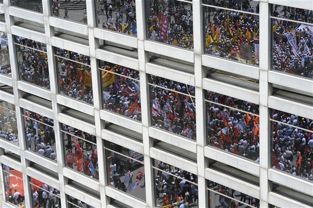 Thousands of union strikers fill Ankara protest square