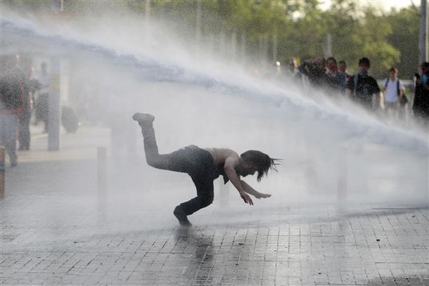 Taksim park protests in 4th day amid police crackdown