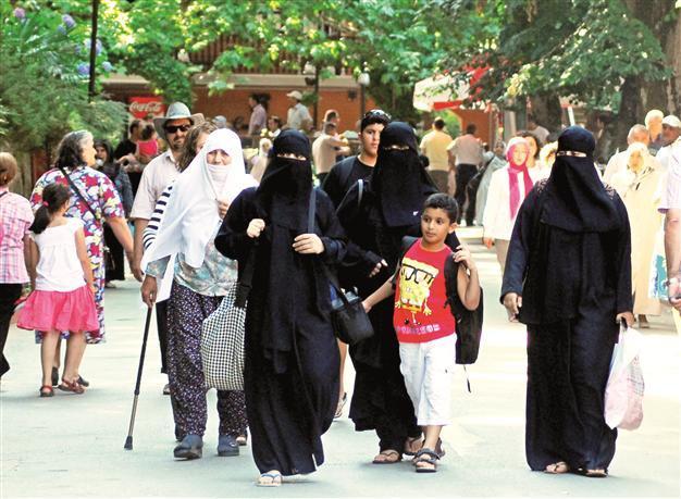 Arab tourists in Yalova Indians in Cappadocia