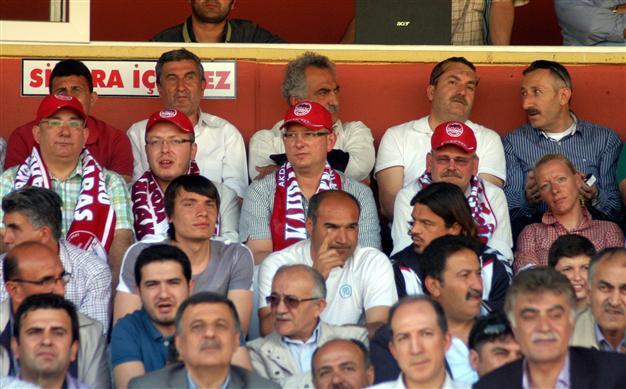 Patriot commanders watch football match with Turkish fans