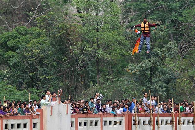 Pony-tail stuntman dies on a zip-line in India