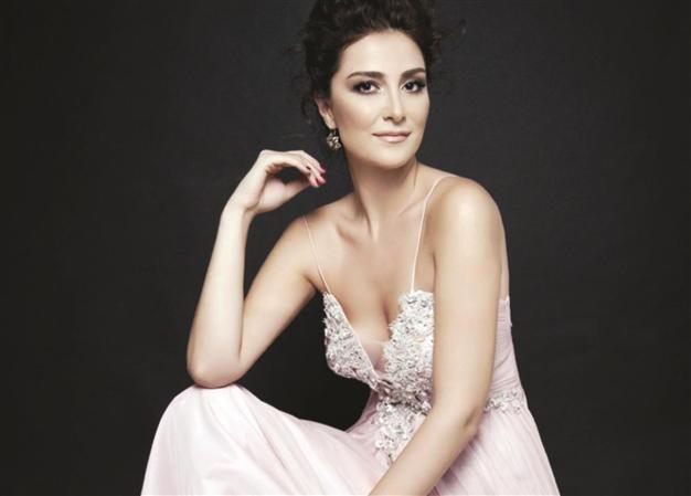 Ebru Elver sings at Jolly Joker