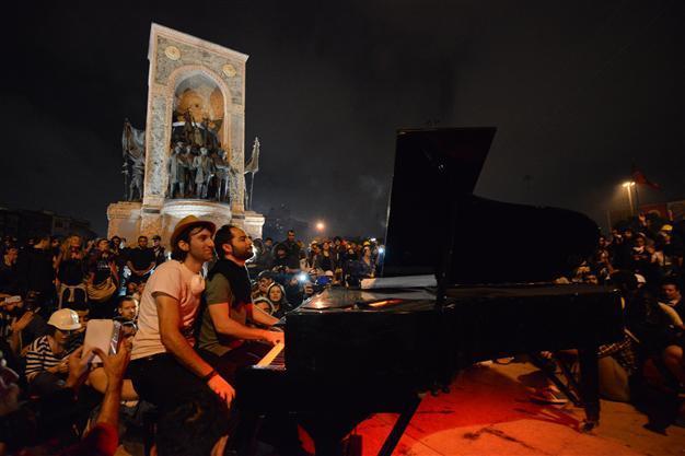 Piano notes replace tear gas in Taksim as musicians play for Gezi Park protesters