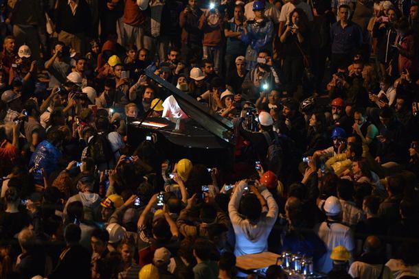 Piano notes replace tear gas in Taksim as musicians play for Gezi Park protesters