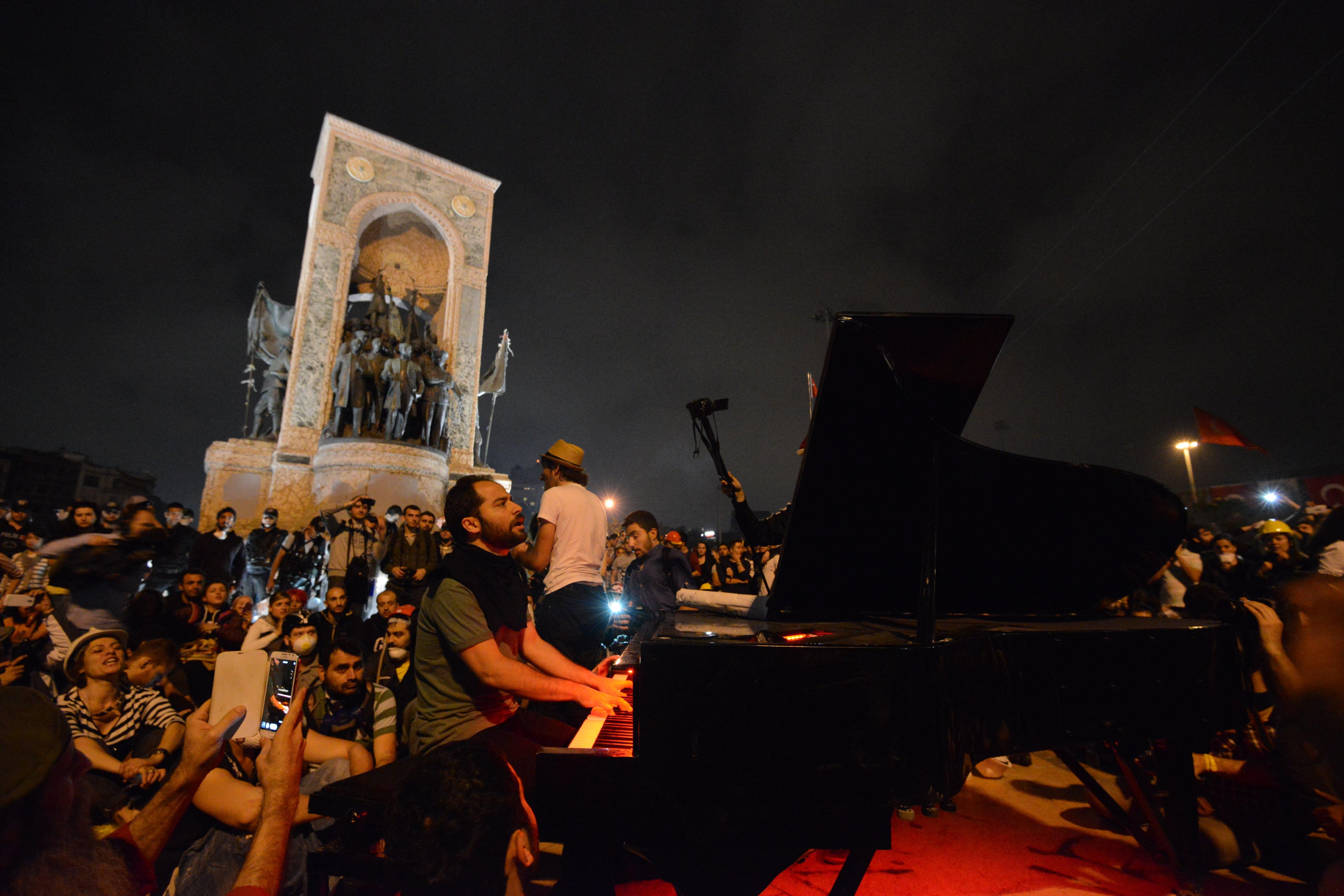 Piano notes replace tear gas in Taksim as musicians play for Gezi Park protesters