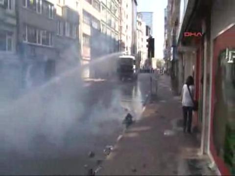 Police stage crackdown on May Day protesters in Istanbul