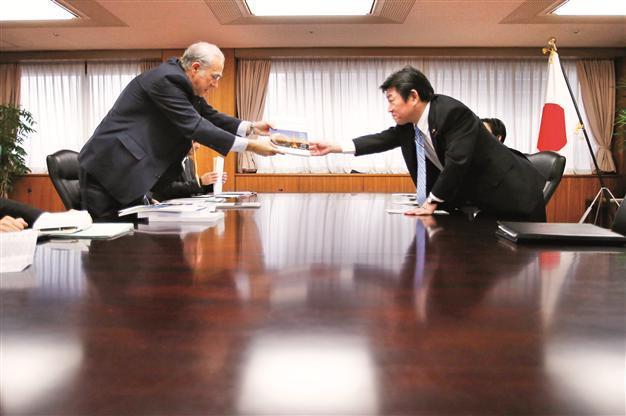 OECD backs Japan deflation fight