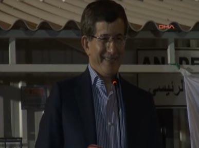 Turkish FM Davutoğlu chants slogan in Arabic with Syrian refugees