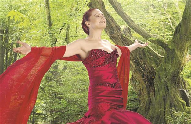 Candan Erçetin meets fans