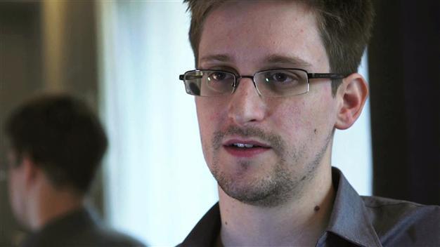 Snowden leaves Moscow airport, gets refugee status in Russia