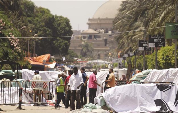 Morsi supporters await army crackdown in Cairo