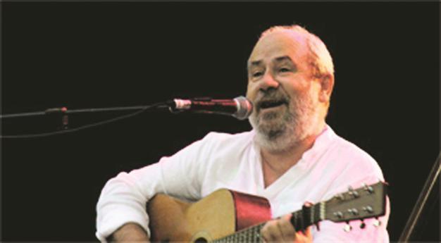 Bülent Ortaçgil on stage in Aegean resort