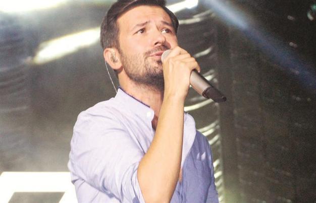 Yalın sings in Çeşme