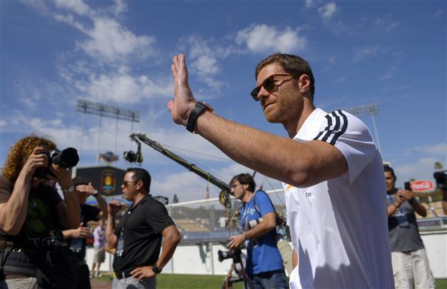 Real Madrid midfielder Xabi Alonso breaks foot