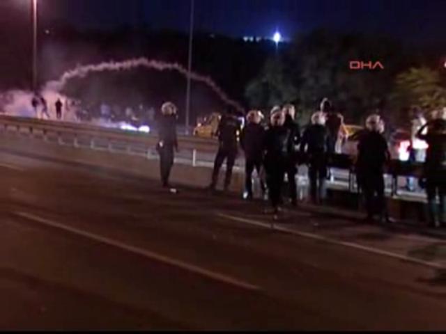 Police use tear gas against crowd who tries to cross the Bosphorus Bridge