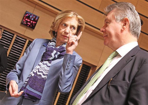 France finally backs EU-US trade talks