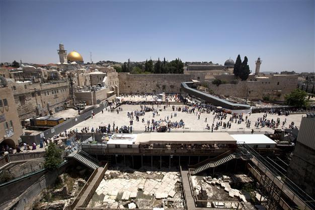 Hamdallah becomes first Palestinian PM to visit Al-Aqsa