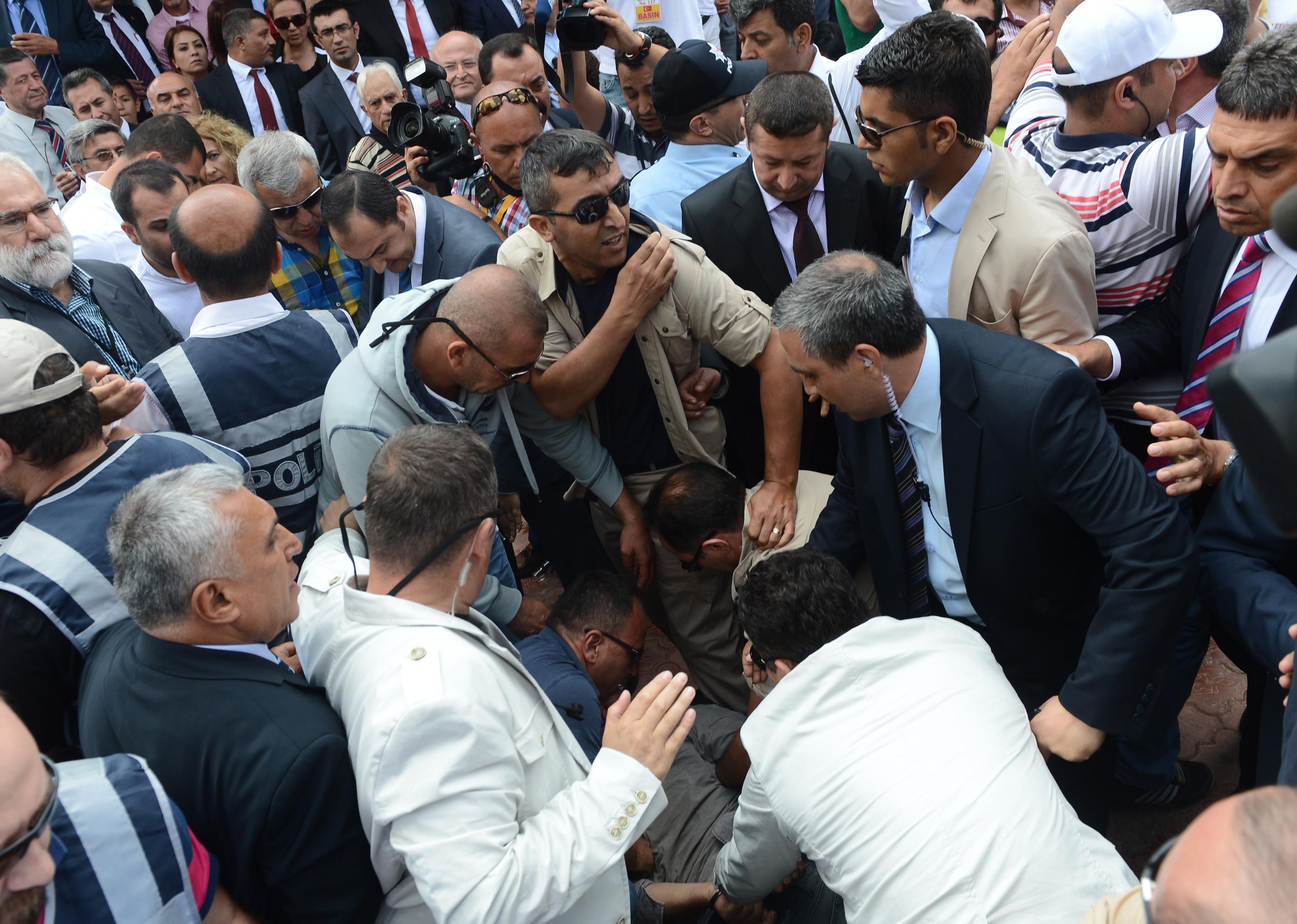 Turkish Deputy PM Bozdağ attacked by local journalist