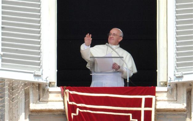 Pope urges world to help find solution to war in Syria