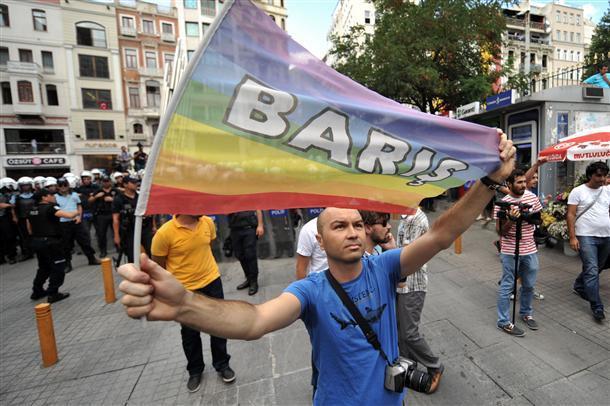 Istanbuls Gezi Park closed again on World Peace Day