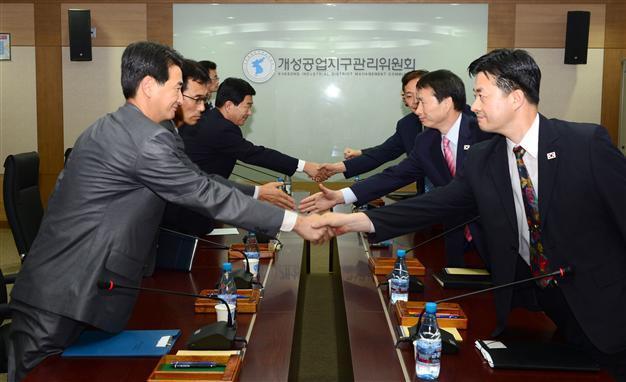 Two Koreas agree to re-open Kaesong industrial zone