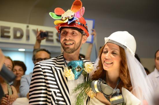 Police seal off Istanbuls Gezi Park ahead of protester couple’s wedding