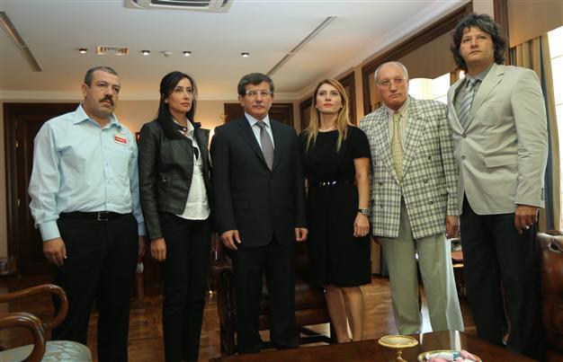 Turkish FM meets families of kidnapped pilots in Lebanon