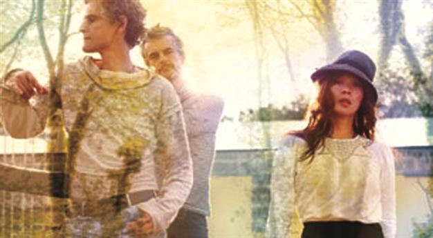 Blonde Redhead on stage at Küçükçiftlik Park