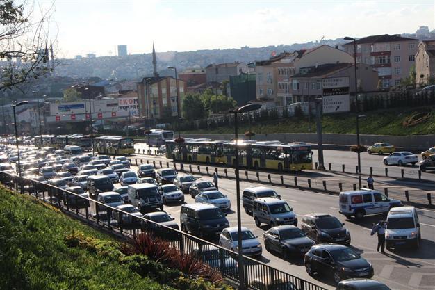 Istanbul starts new week with traffic jam